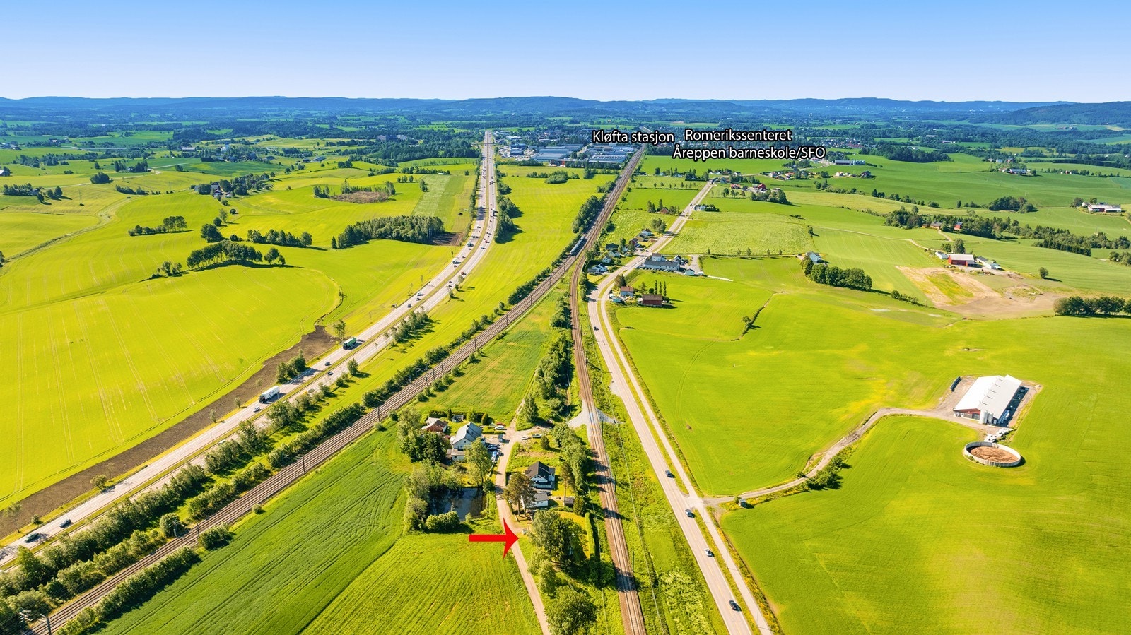Fra eiendommen er det kort vei til Kløfta stasjon med bil, med togforbindelse til blant annet Oslo. Galleribilde