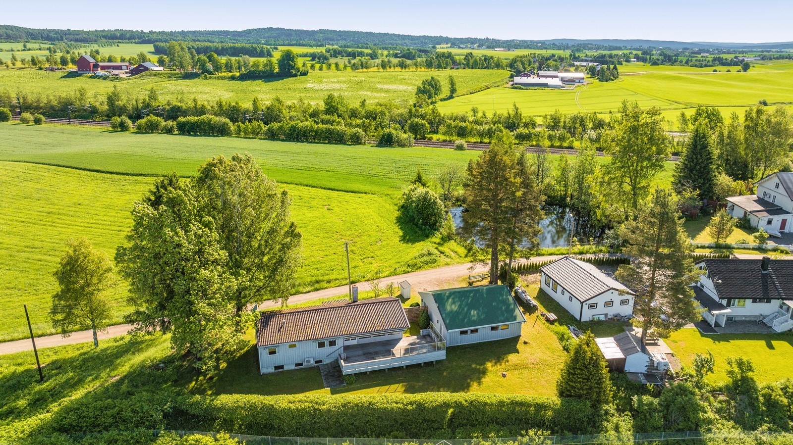 Eiendommen ligger i landlige omgivelser med kort vei til Kløfta sentrum og Oslo Gardermoen. Galleribilde