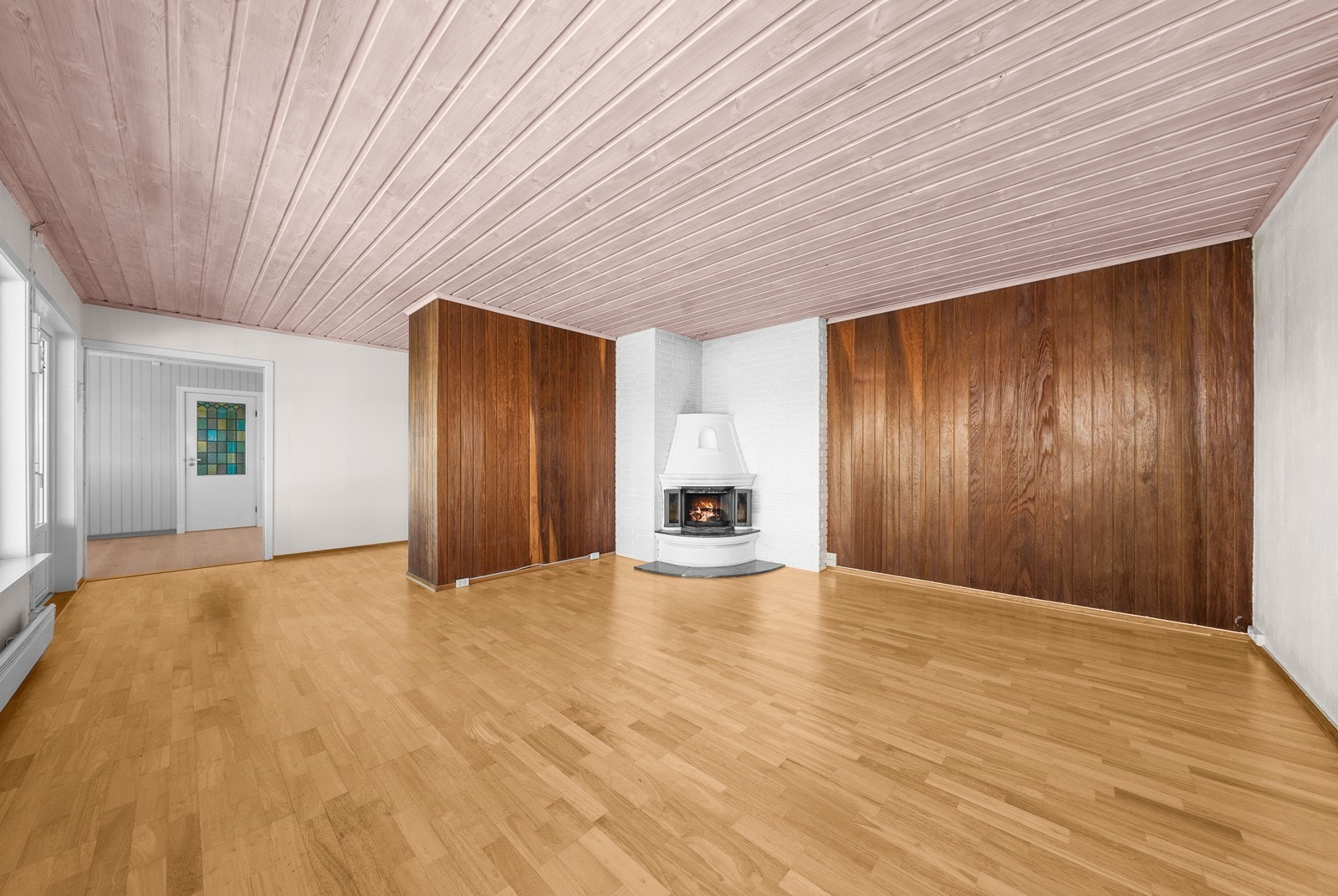 Romslig stue med god plass til både sofagruppe og spisebord. Galleribilde