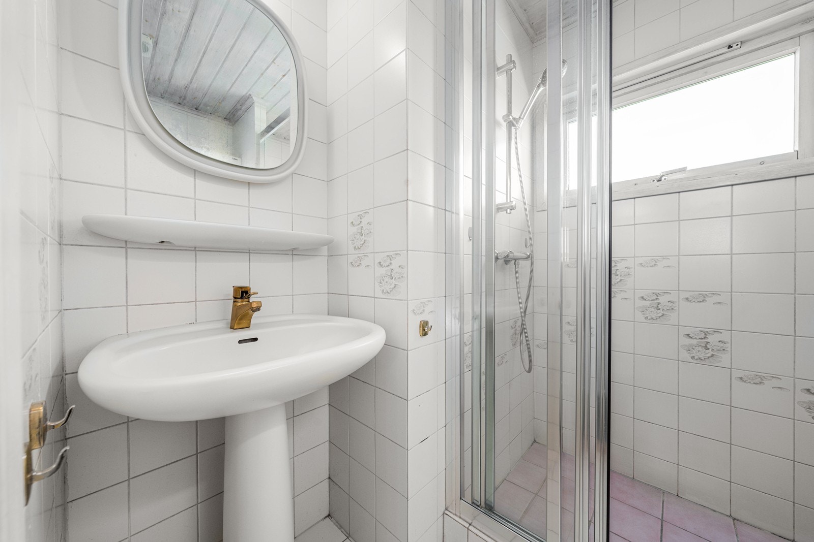 Badet er utstyrt med dusjnisje med flislagt sokkel og servant. Galleribilde