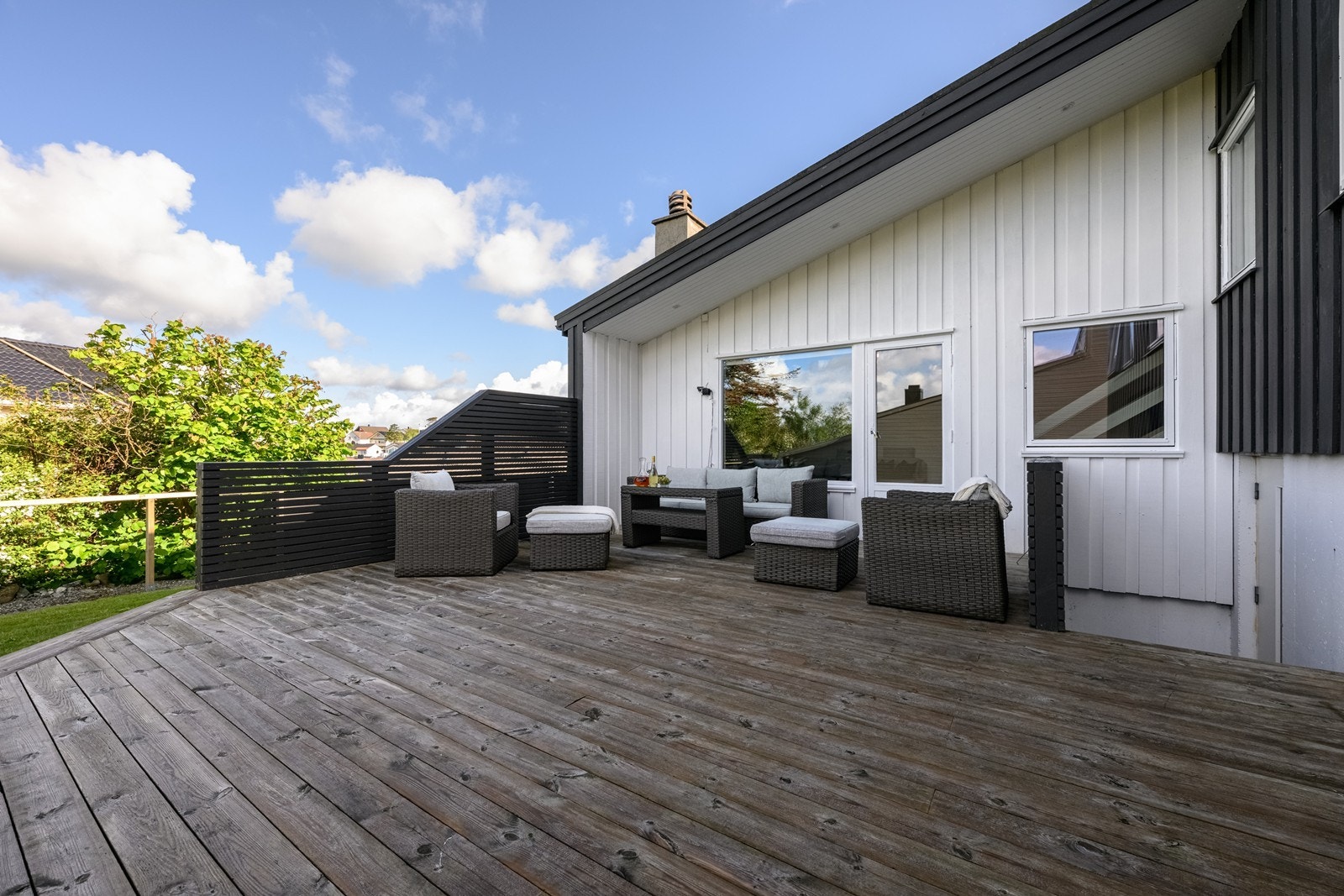 Kjempe gode solforhold, terrassen har sol fra ca. 12:00 til 21:00, betongplatting på baksiden har sol tidligere og til solnedgang Galleribilde