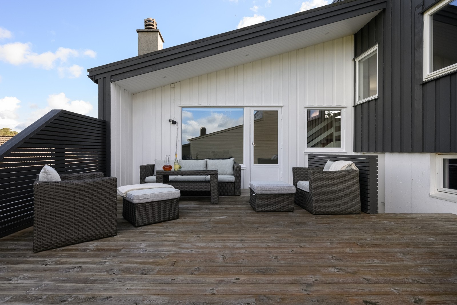 Tomten er på 381,4 m² og fremstår pent opparbeidet med plen, terrasse og hyggelige uteoppholdsarealer. Her kan både store og små nyte skjermede uteområder med gode solforhold og lite innsyn fra naboer Galleribilde