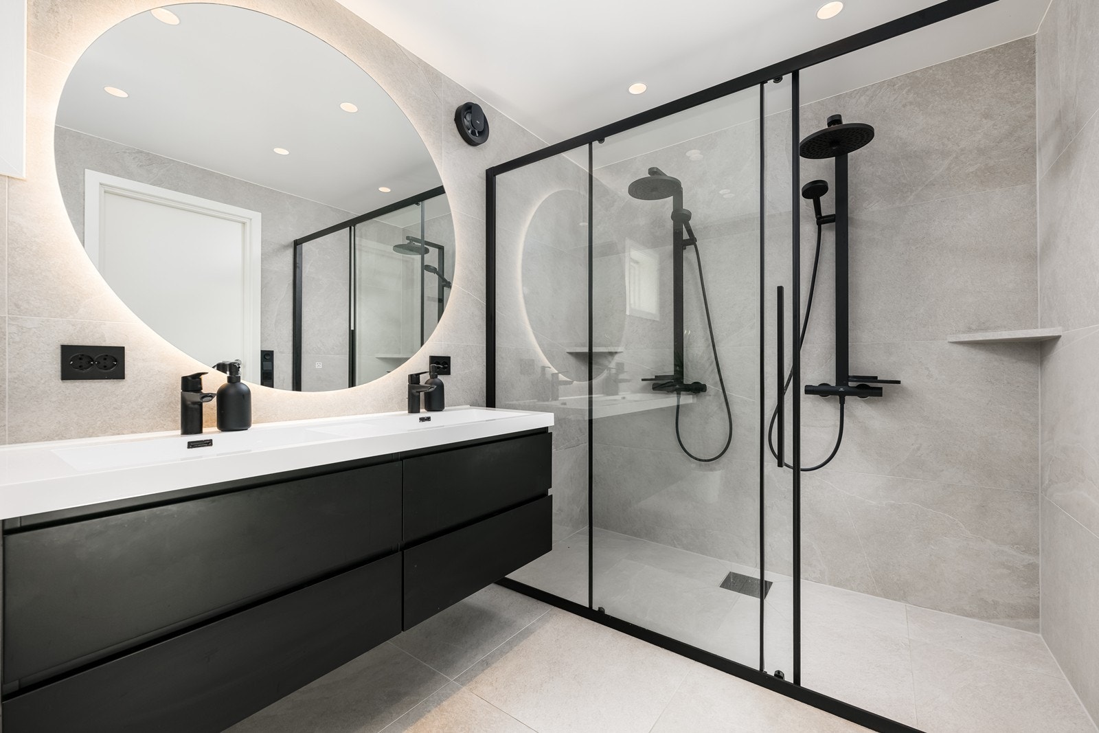 Badet ble totalrenovert i 2025 og fremstår som et av boligens høydepunkter. Galleribilde