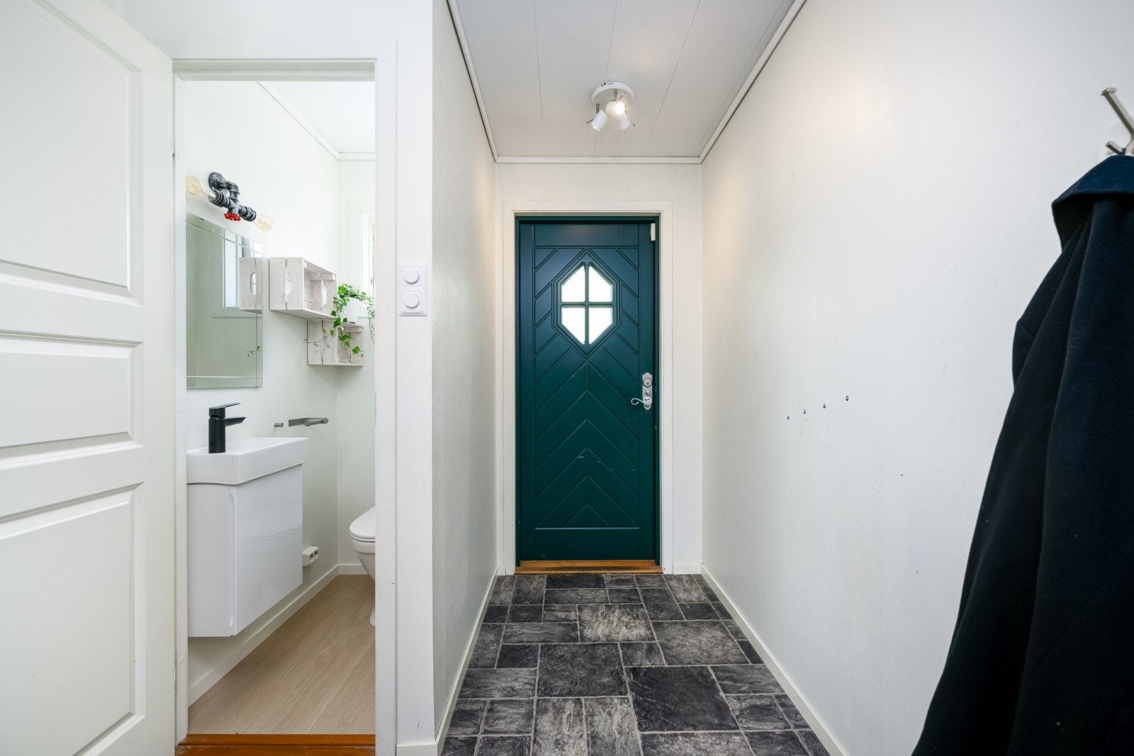 Entré med tilkomst til gjestetoalett Galleribilde