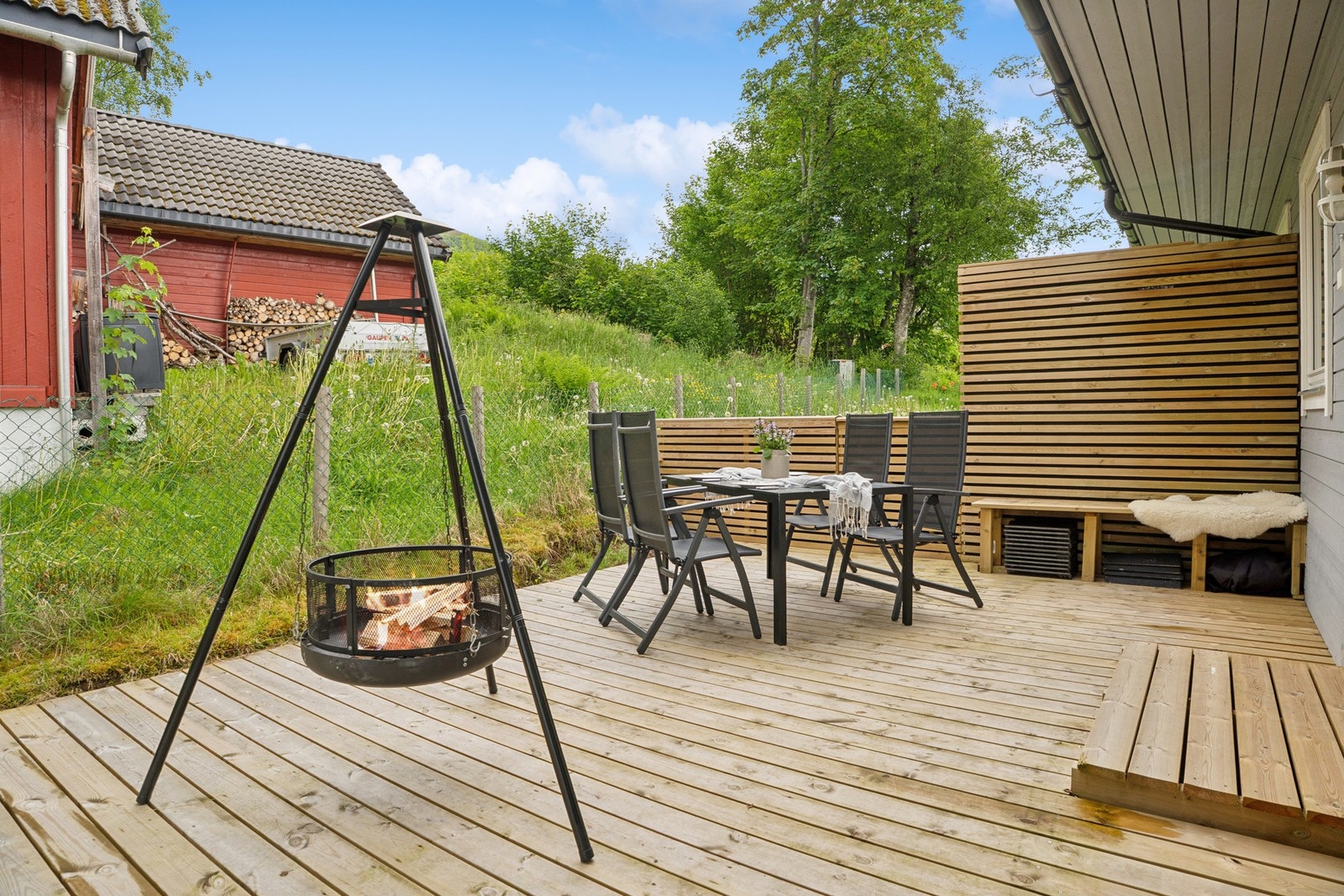 - Fra soverommet har du utgang til terrasse hvor det er skilt av fra naboen - Galleribilde