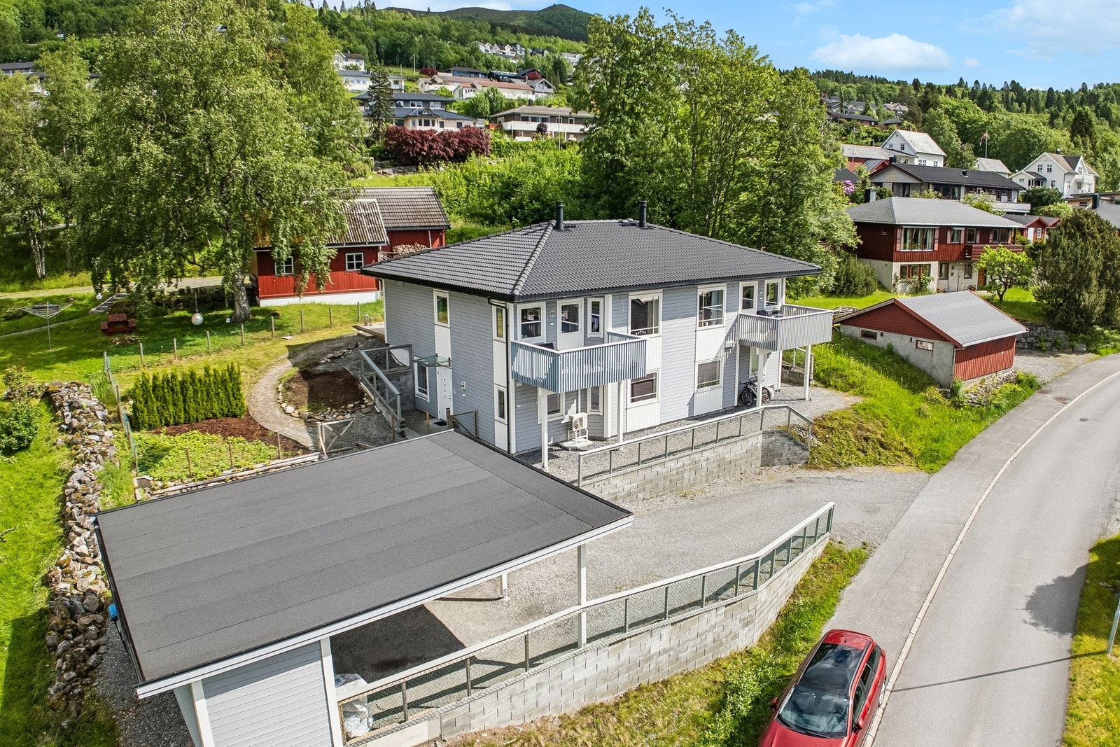- Boligen ligger i et familievennlig område og er oppført i 2018 - Galleribilde