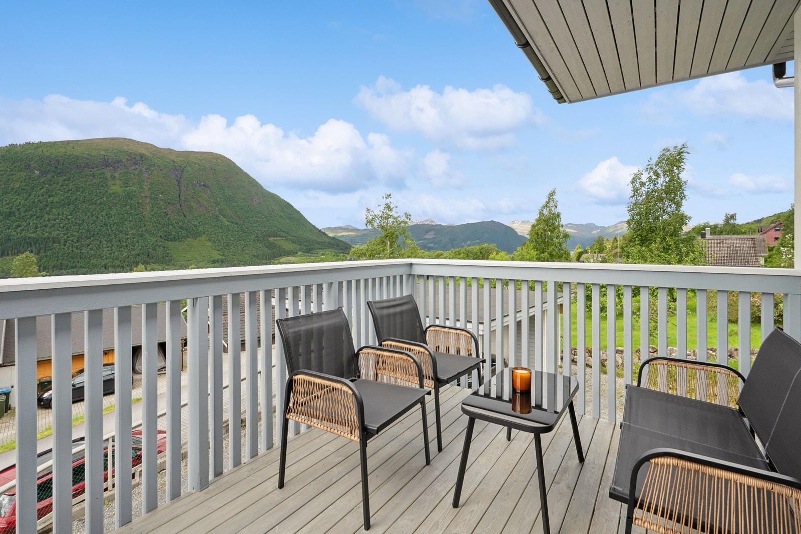 - Fra stuen har du utgang til flott veranda med utsikt - Galleribilde