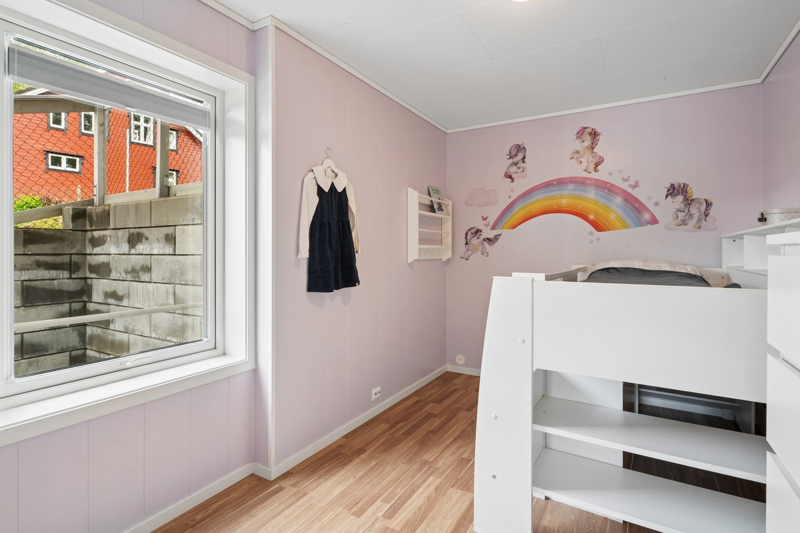 - Sengen på soverommet følger med salget - Galleribilde