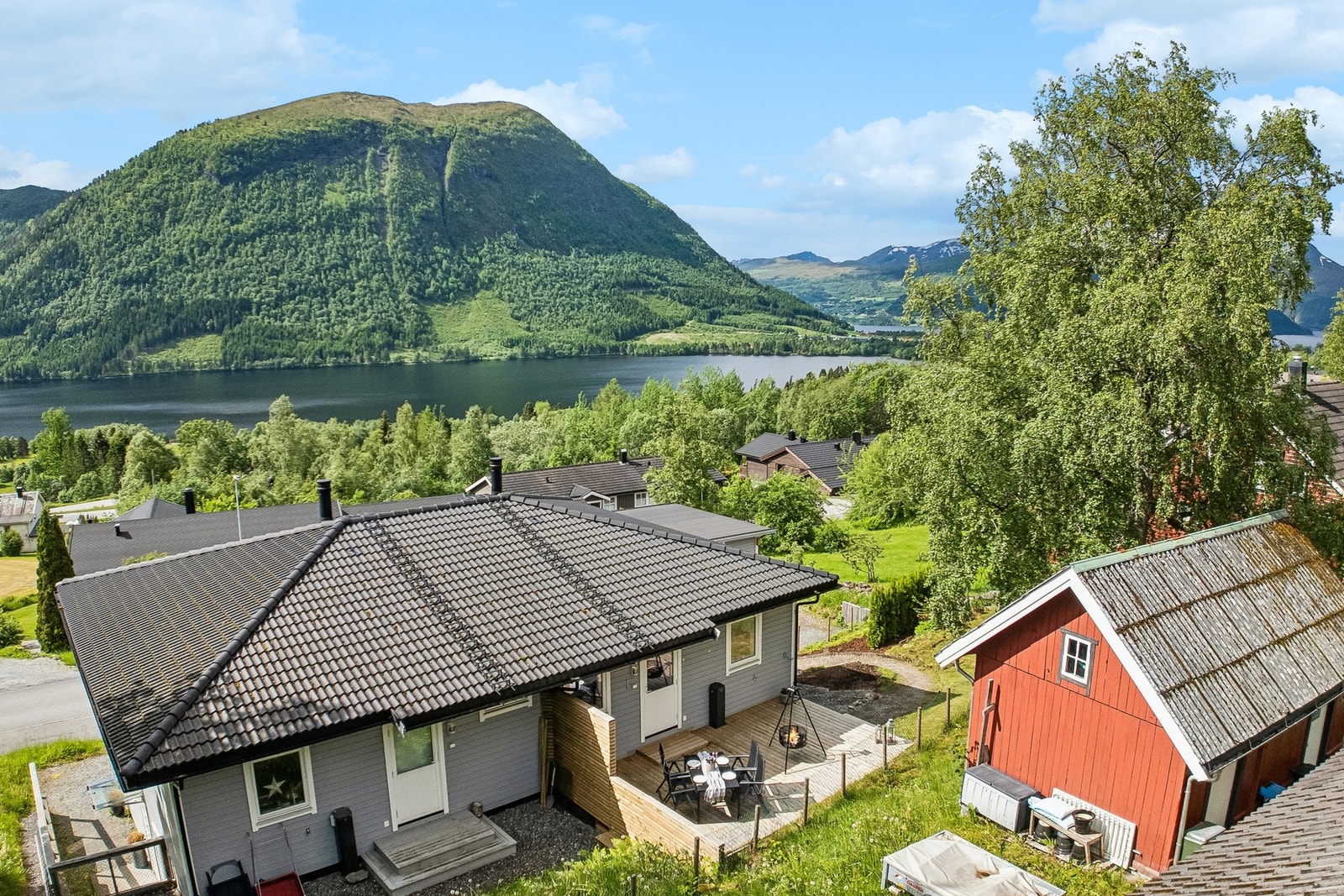 - Det er mye muligheter med opparbeiding av tomt og grøntareal på baksiden - Galleribilde