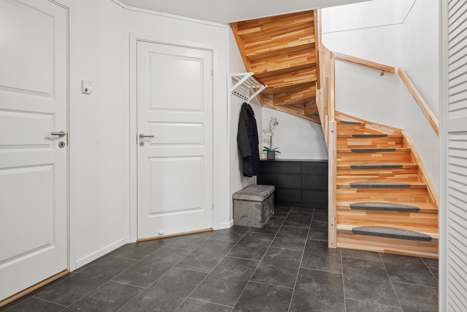 - Godt med oppbevaring under trappen. Vi tar turen opp i 2.etasje - Galleribilde