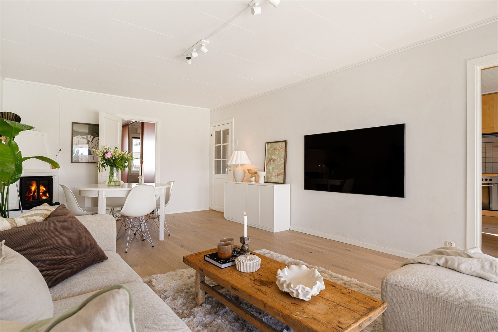 Stuen har plass for både spisebord, sofagruppe og ytterligere møblering. Galleribilde