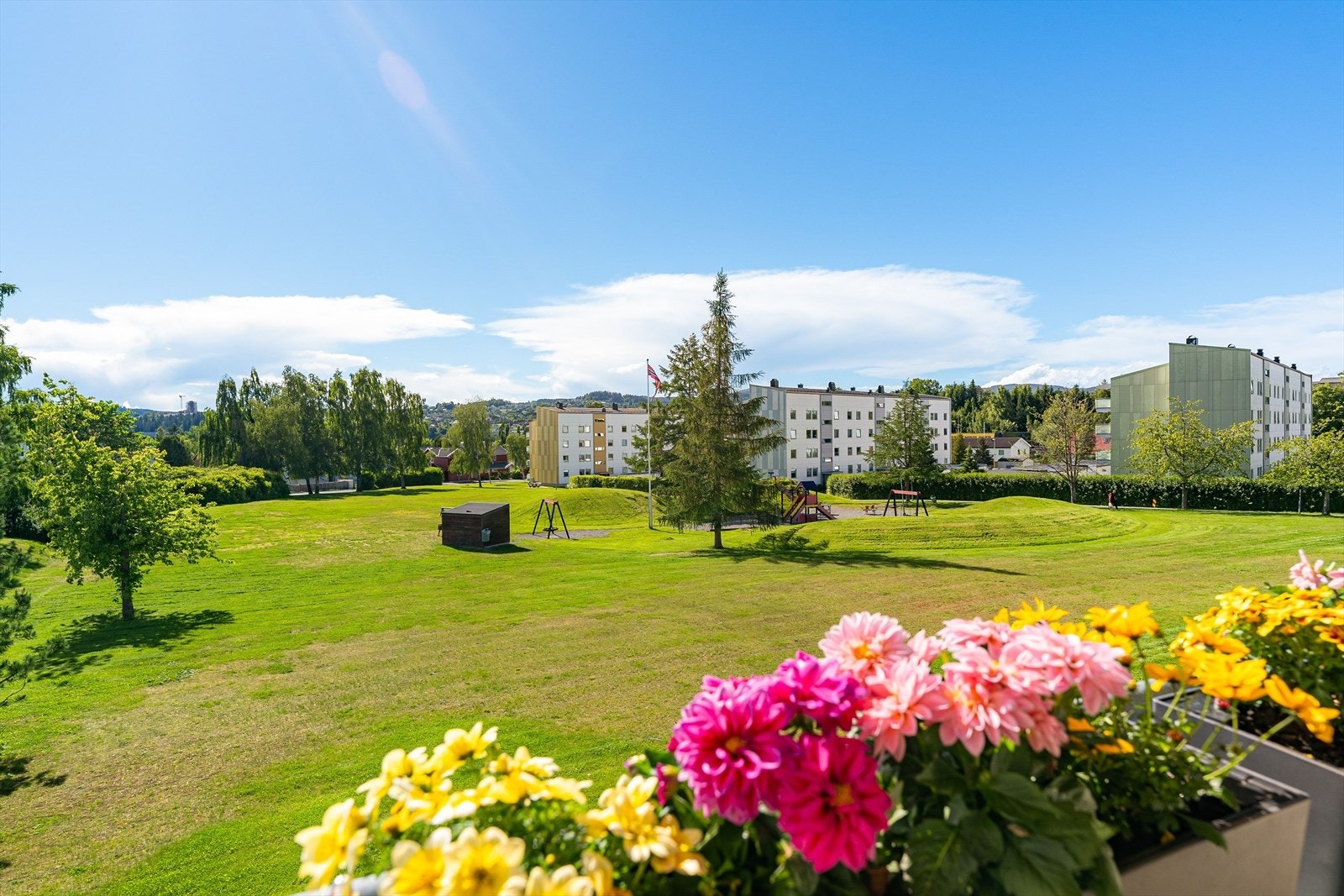 Fra balkongen har man en flott utsikt ut over borettslagets grøntområder og videre mot Byåsen. Galleribilde