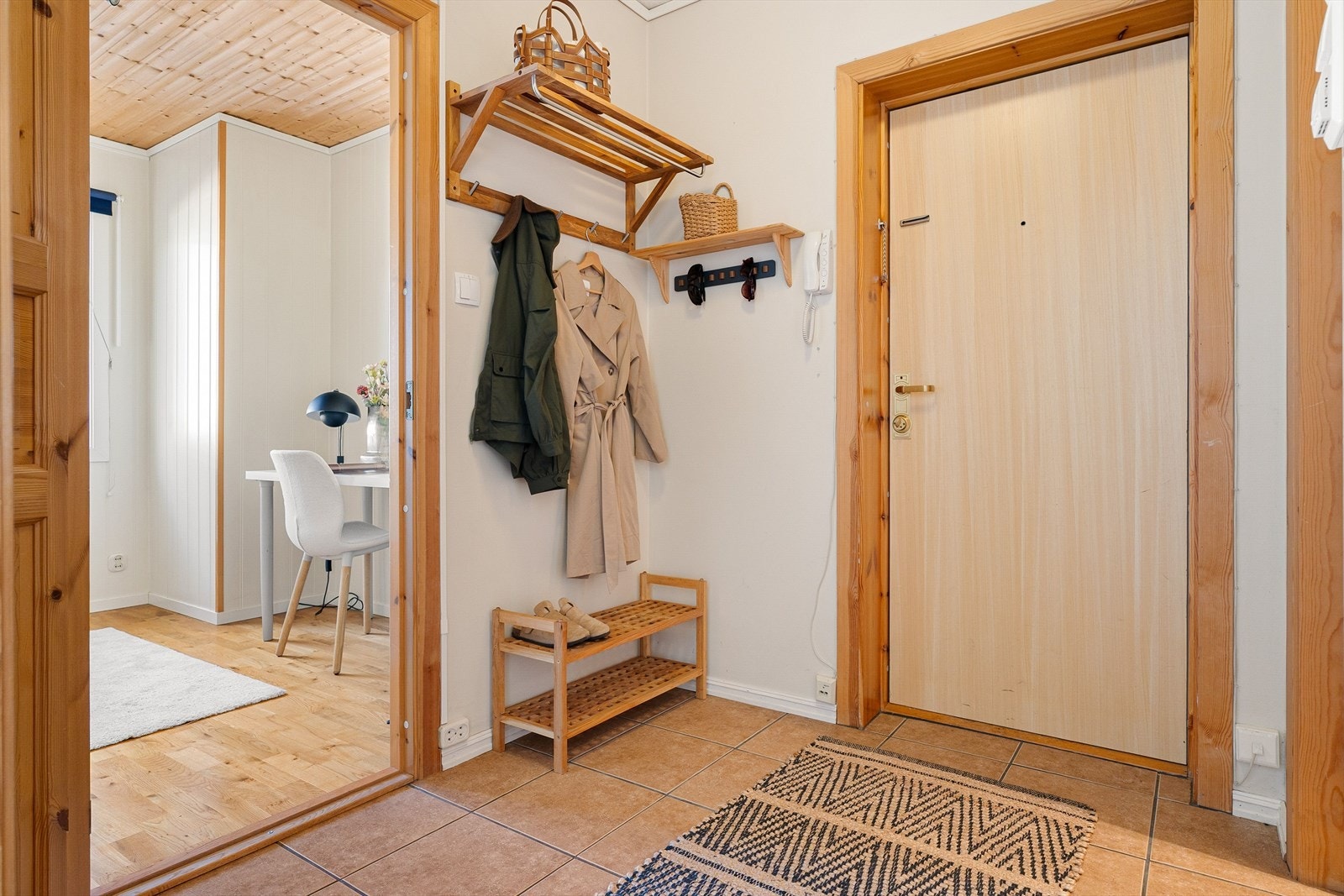 Velkommen inn! Man kommer inn i leiligheten via en romslig gang med god plass til å henge fra seg ytterbekledning. Galleribilde