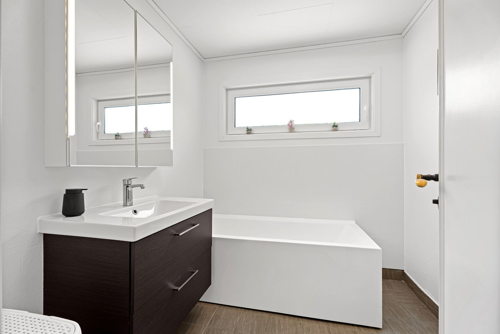 Pent bad med badekar i 1 etg Galleribilde