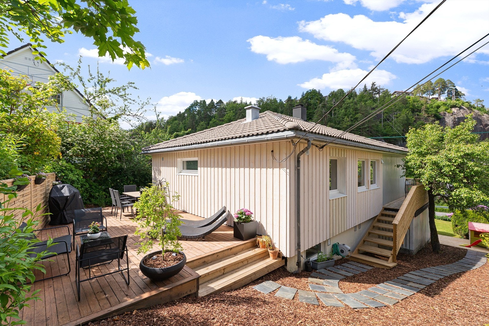 Usjenert og nydelig terrasse bak huset Galleribilde
