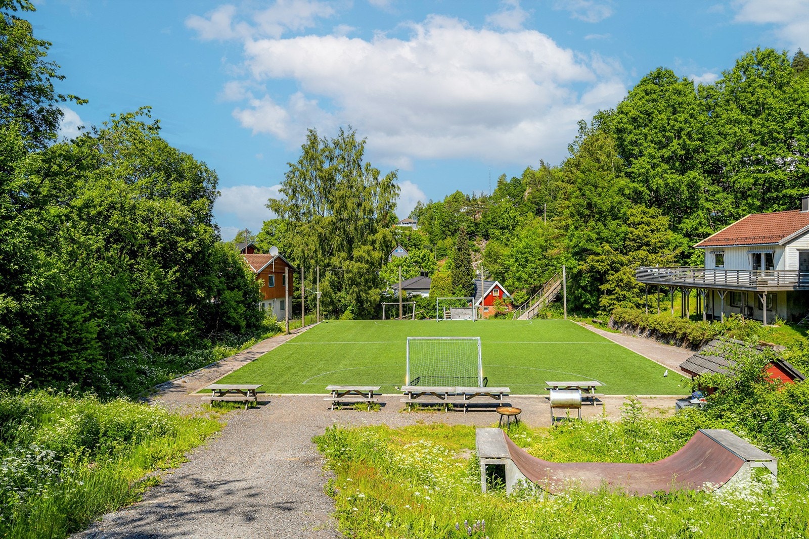 Nærområdet med fine fasiliteter som fotballbane, lekepark og flotte turområder. Galleribilde