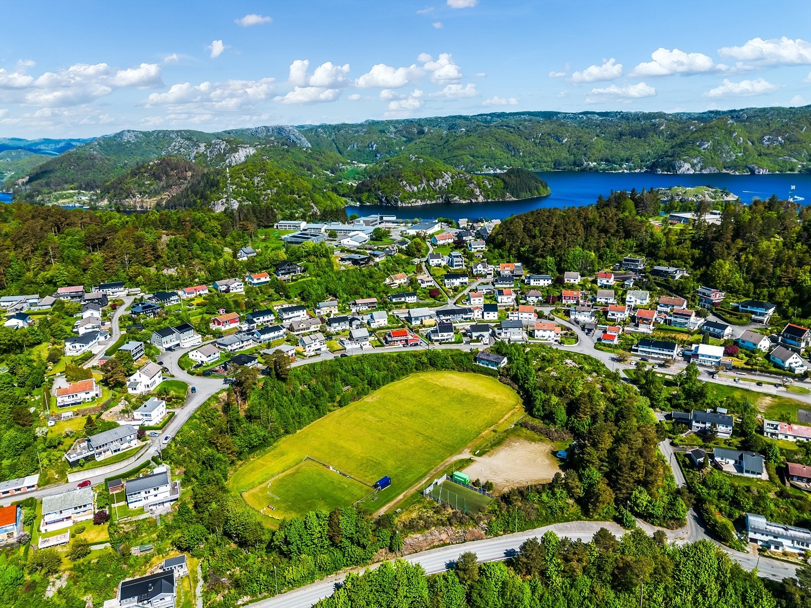 I nærområdet finnes Kjørestad idrettsanlegg med muligheter for fotball og friidrett, kun 4 minutter unna. Galleribilde