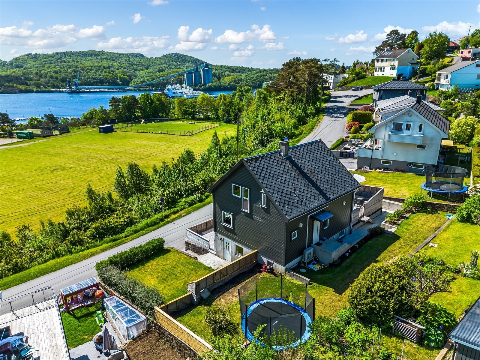 Fra boligen er det under 10 minutters gange til både Farsund barne- og ungdomsskole. Galleribilde