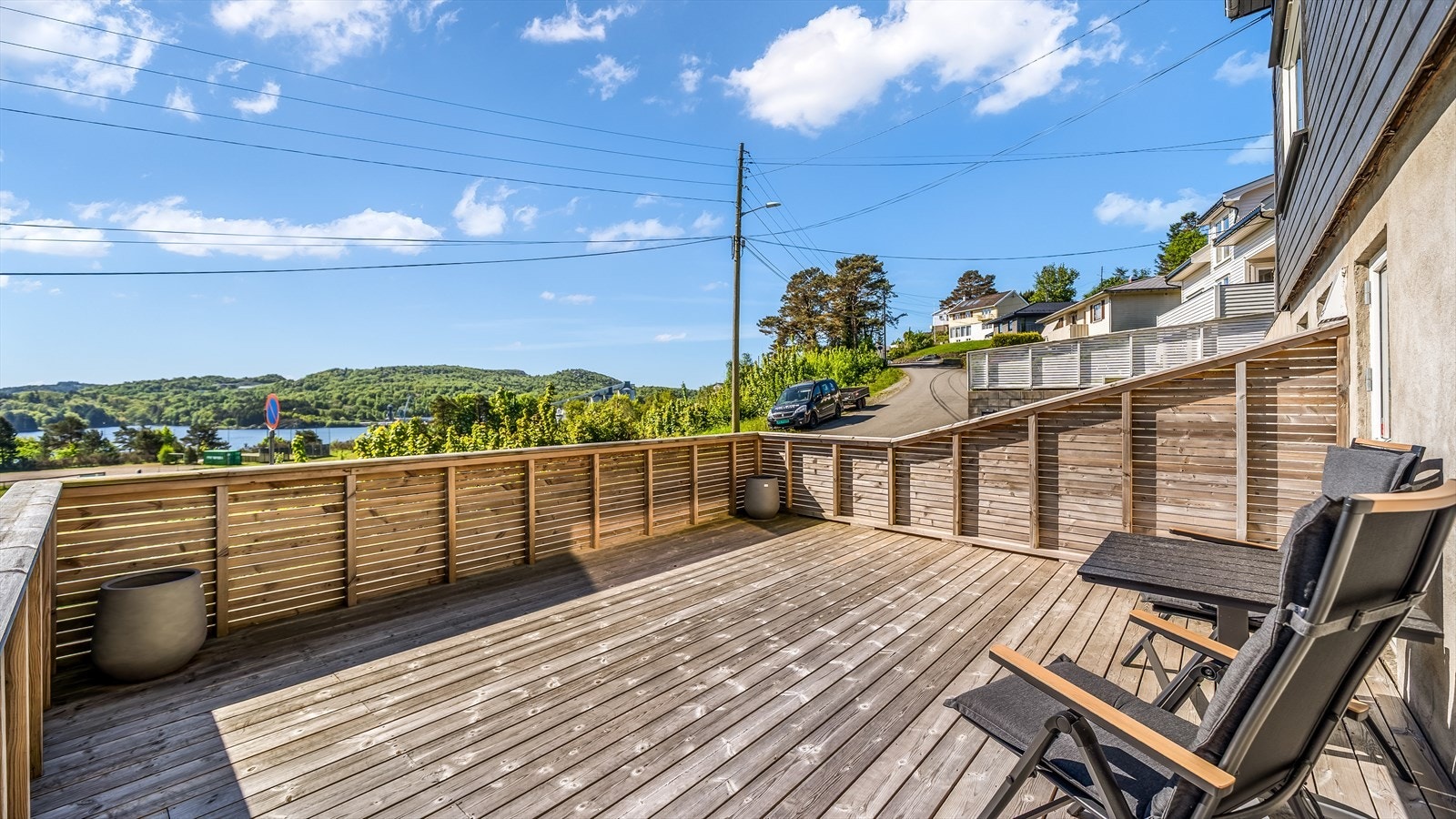 Fra underetasjen er det utgang til en egen terrasseplatting. Galleribilde