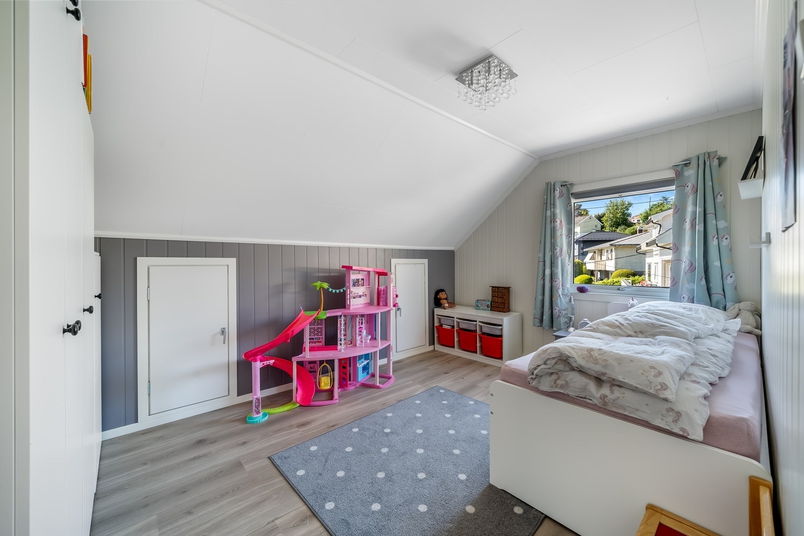 Lyst soverom med plass til seng og lekeareal. Galleribilde