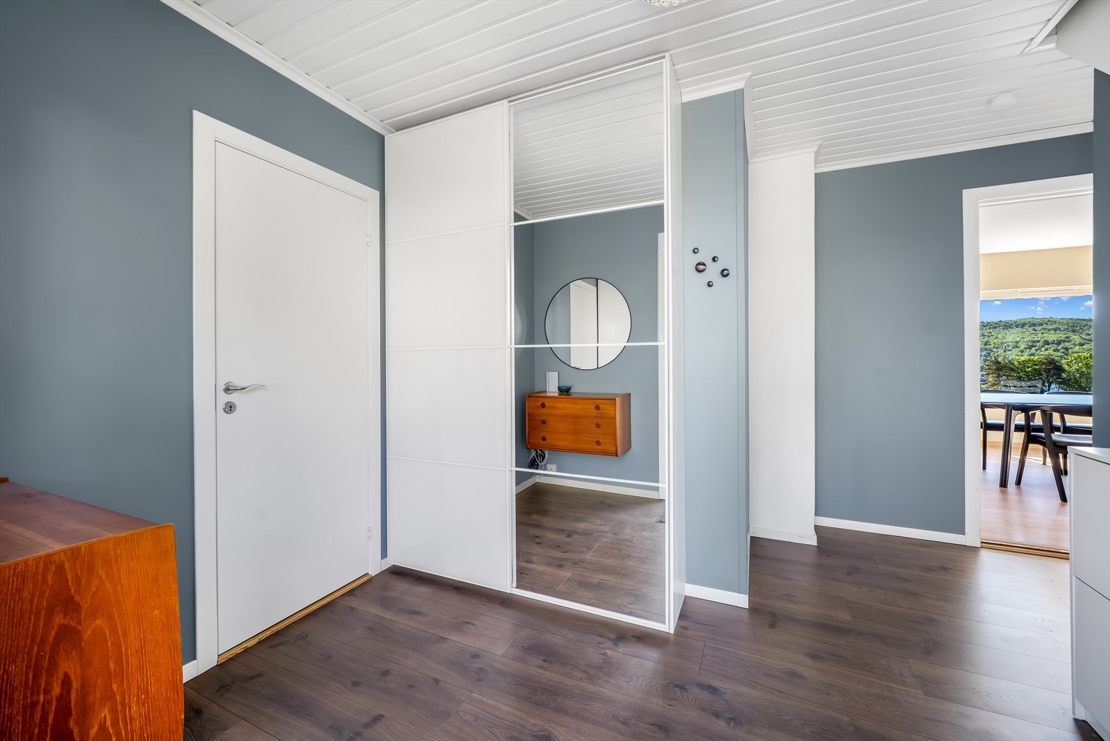 Entré/trapperom med skyvedørsgarderobe for effektiv oppbevaring av yttertøy. Galleribilde