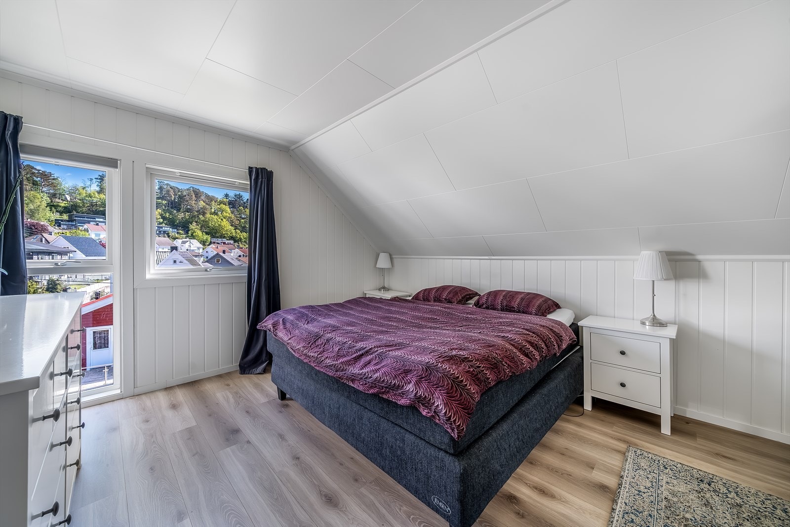Hovedsoverom med god plass til dobbeltseng Galleribilde
