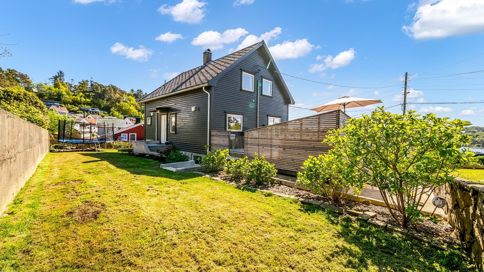 Hage med plenareal egnet for lek og aktiviteter. Galleribilde