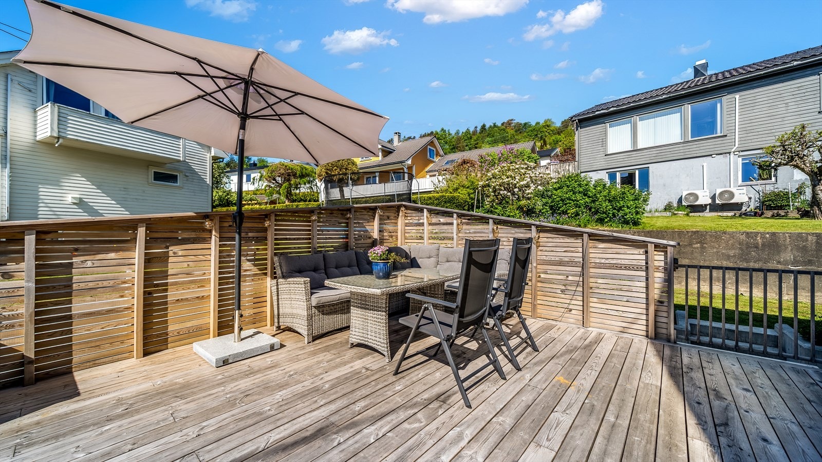 Stor terrasse over garasjen med god plass til utemøbler. Galleribilde