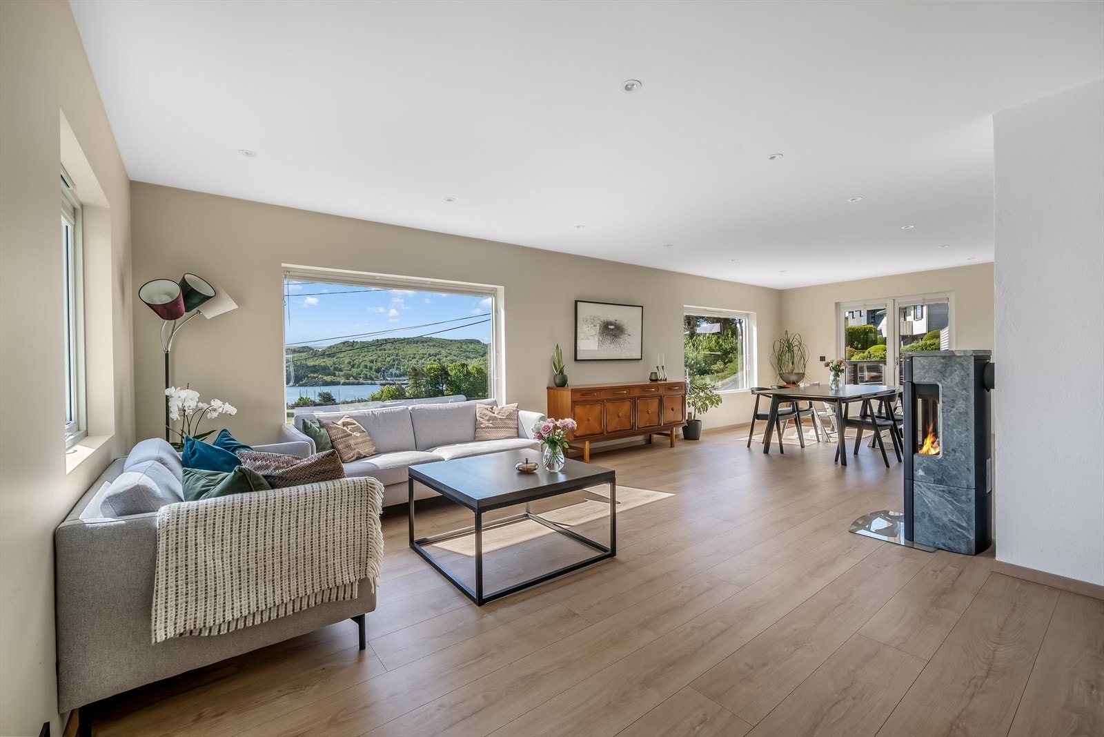 Stuen har plass til både sofagruppe og spisebord, med store vindusflater som gir godt med lys. Galleribilde