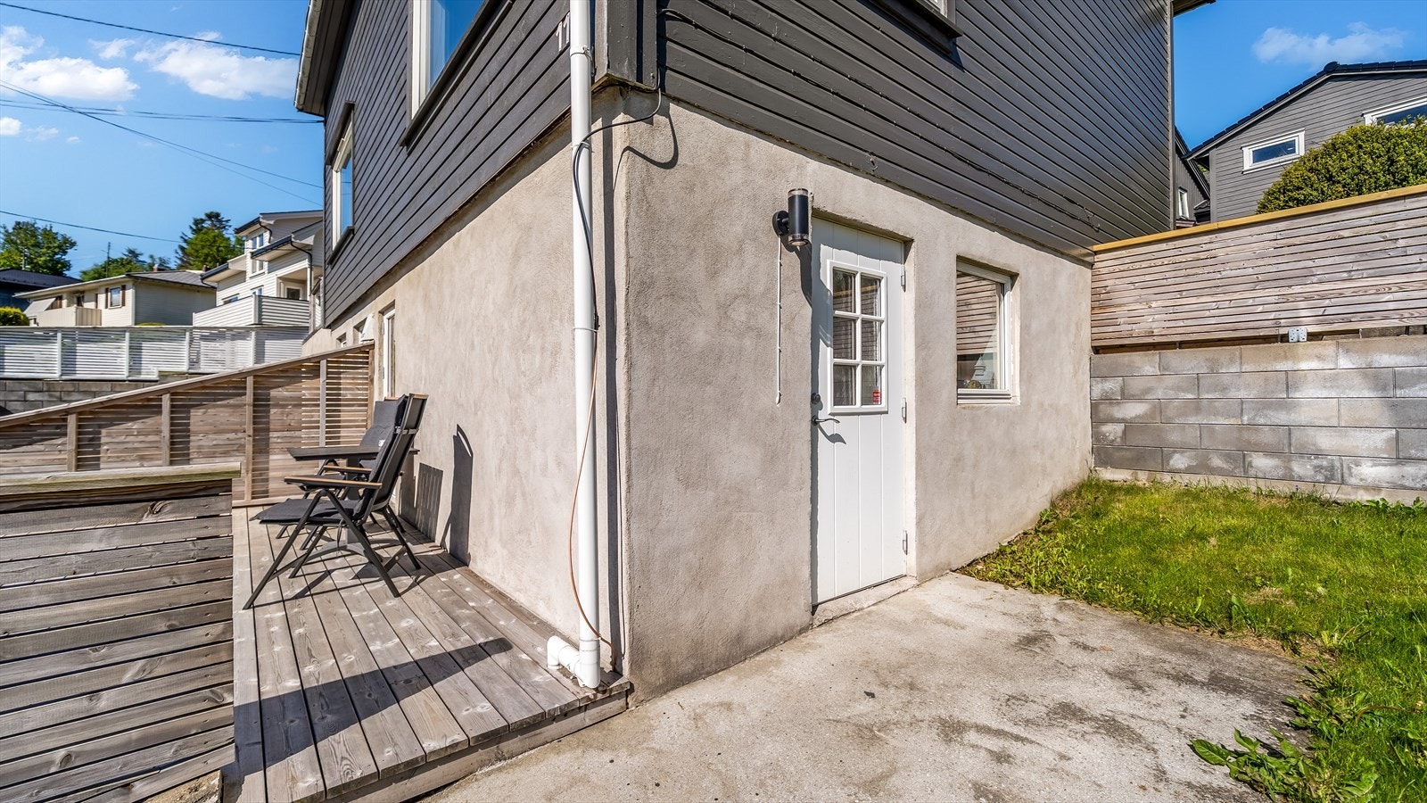 Uteplass og egen inngang til underetasjen. Galleribilde
