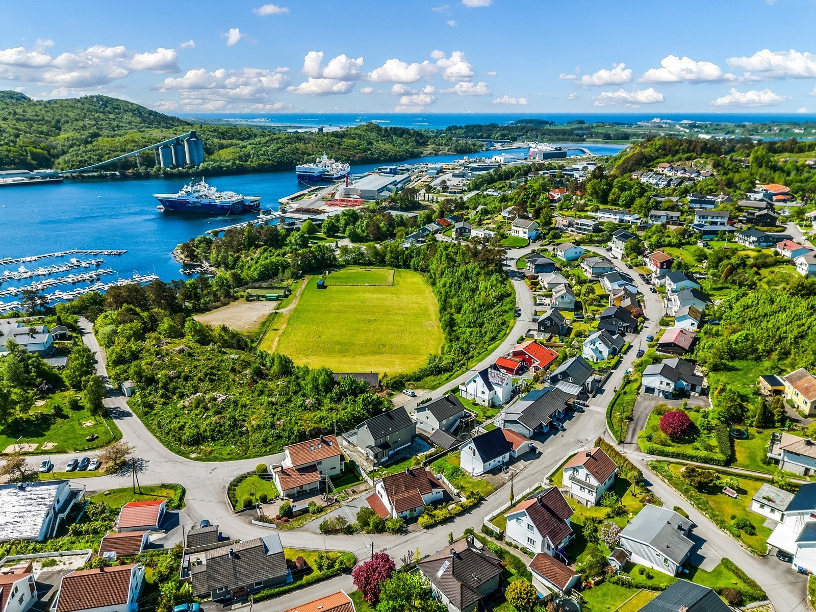 Farsund sentrum med butikker og servicetilbud nås på ca. 15 minutters gange. Galleribilde