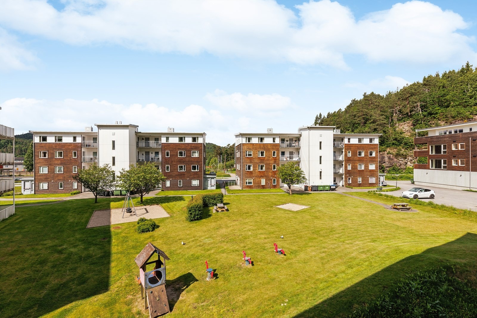 Utsyn fra balkong mot felles grøntareal med lekeplass Galleribilde