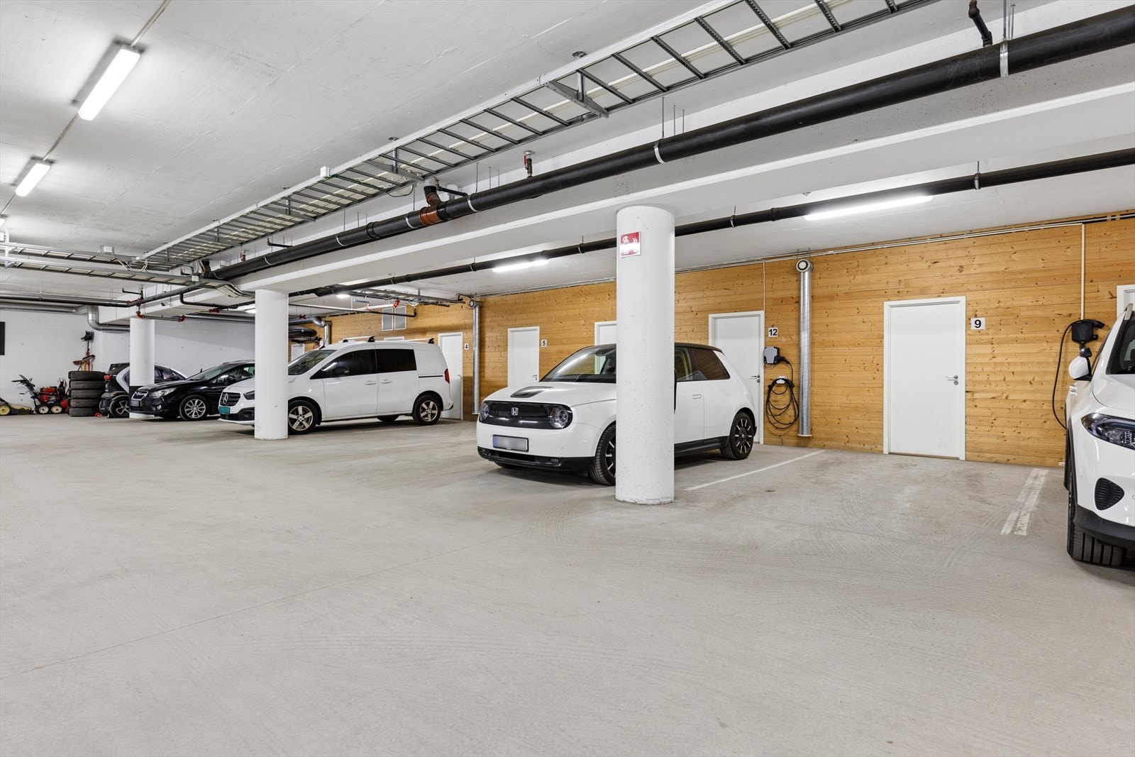 Eiendommen inkluderer en praktisk parkeringsplass i felles garasjeanlegg. Galleribilde