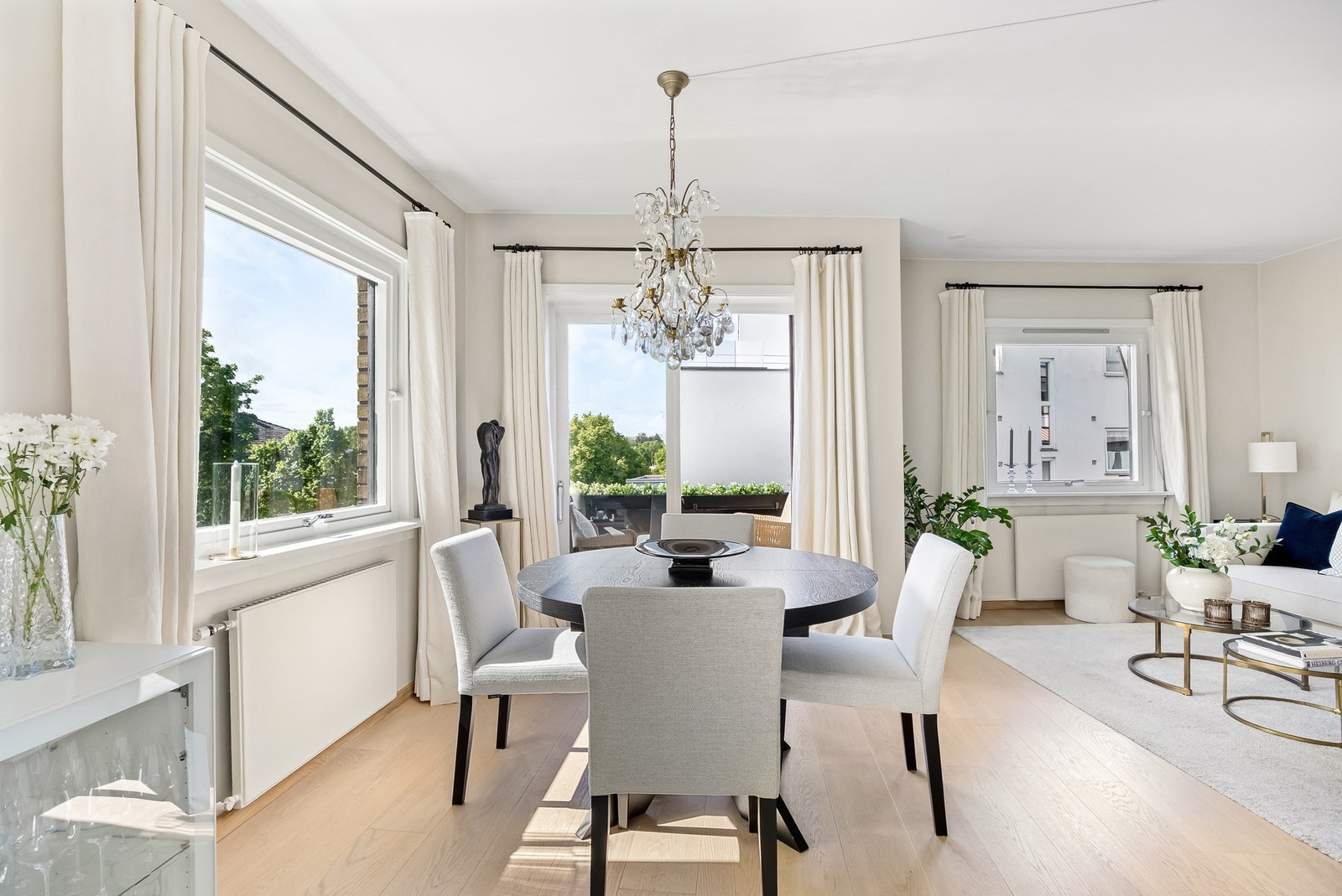 De store vindusflatene på to vegger gir rikelig med naturlig lys og en behagelig gjennomlysning som skaper en lys og luftig atmosfære. Galleribilde