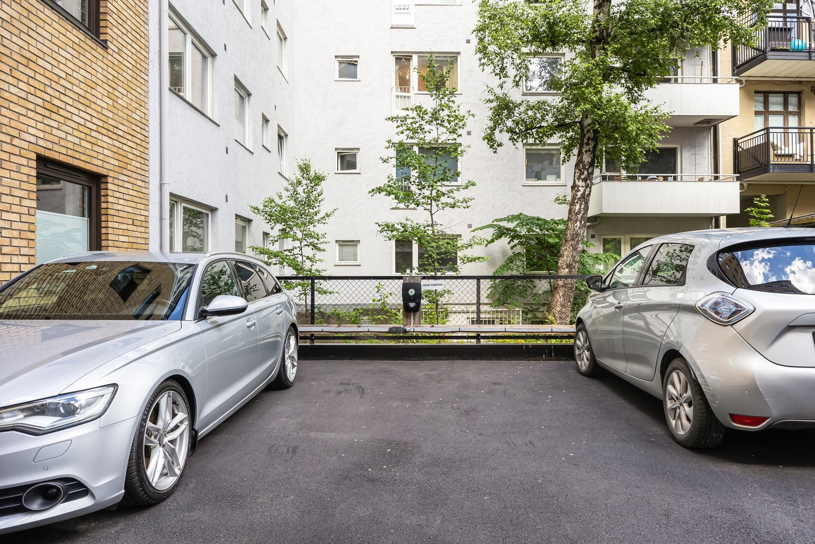 Det er parkeringsplasser i bakgård og i byggets kjeller tilhørende sameiet. Selger eier ikke parkeringsplass, men det kan være mulighet for å leie plass internt i sameiet. Galleribilde