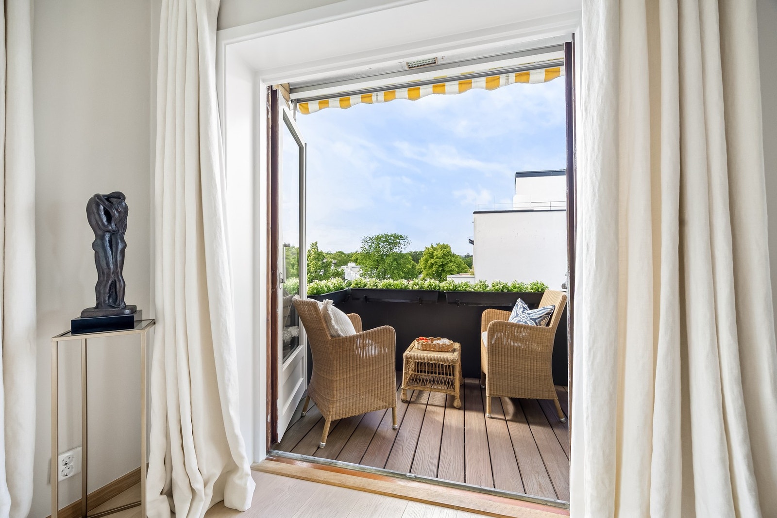Fra stuen er det utgang til en nordvestvendt balkong på ca. 3,5 m² via doble balkongdører. Galleribilde