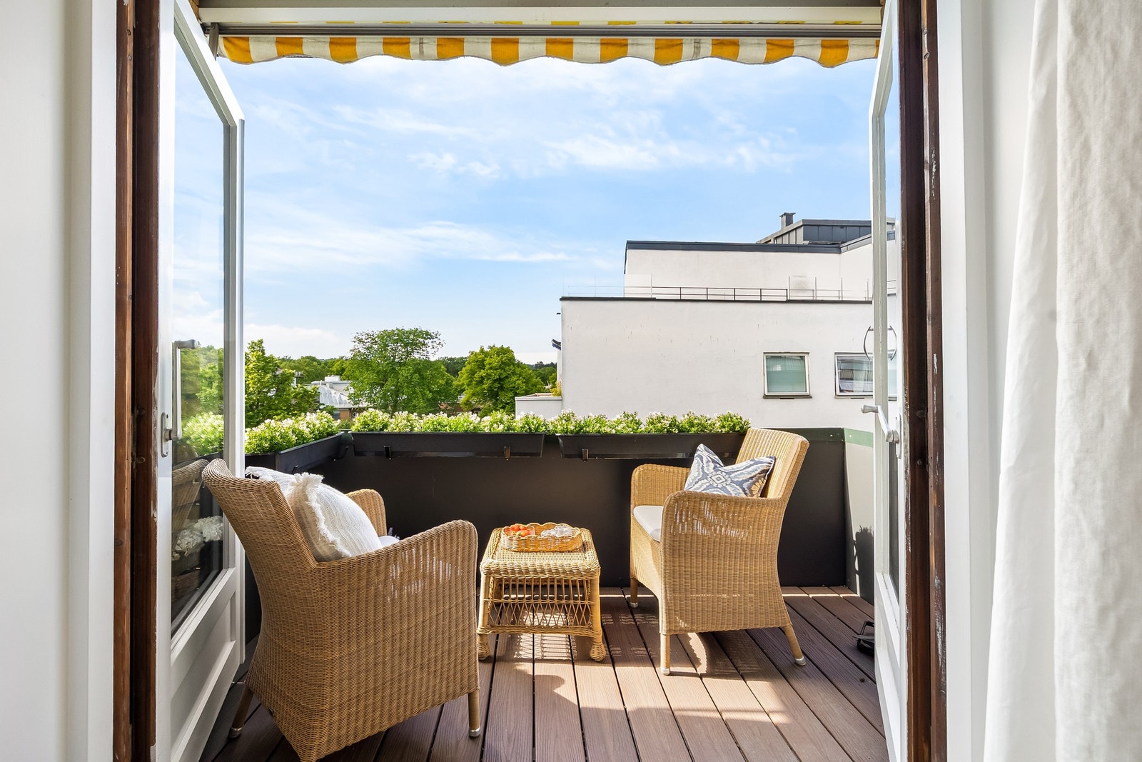 Fra balkongen har man et pent utsyn mot grønne og frodige omgivelser, samt gode solforhold fra ettermiddag og utover kveld. Galleribilde