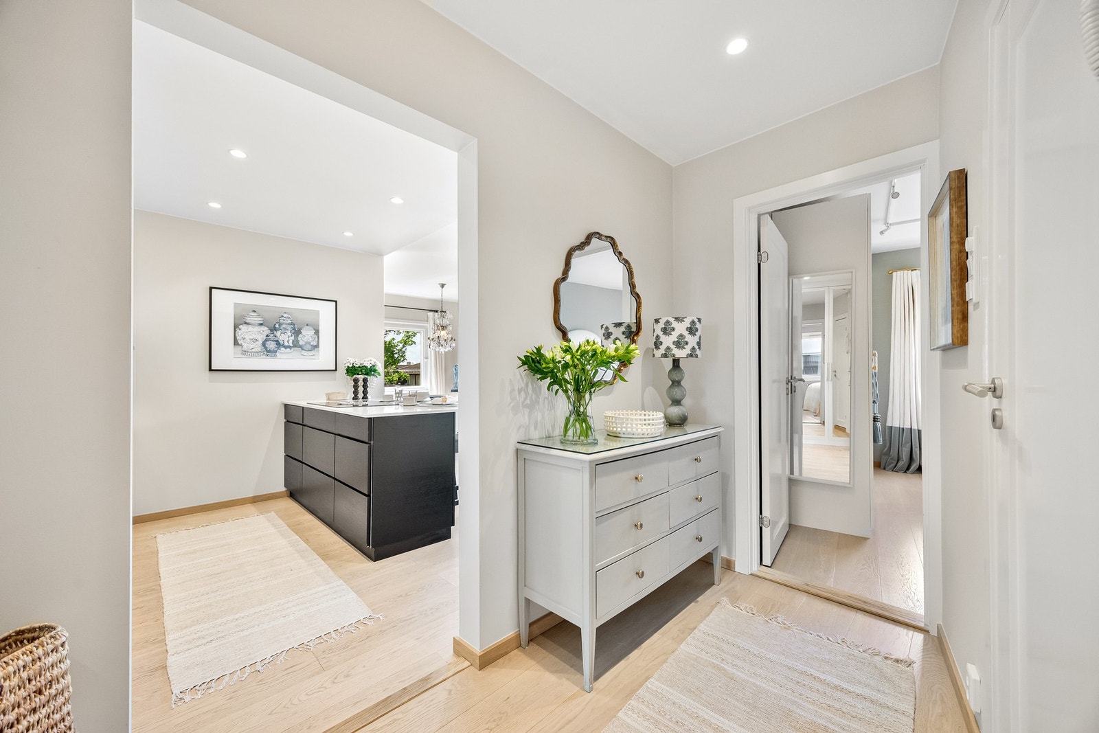 Innbydende entré som gir et svært godt førsteinntrykk av boligen. Entréen har nedsenket himling med innfelte downlights som gir et moderne og behagelig lys. Galleribilde