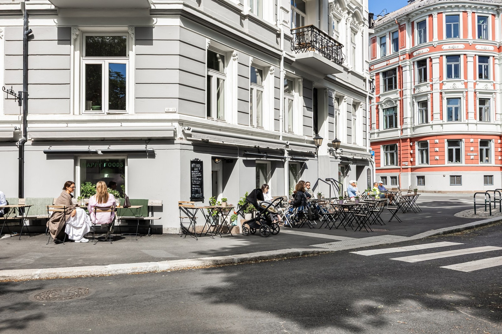 Området kjennetegnes av vakre bygårder, klassisk arkitektur og grønne omgivelser, samtidig som du har et rikt utvalg av servicetilbud, butikker, restauranter og kaféer i umiddelbar nærhet. Galleribilde
