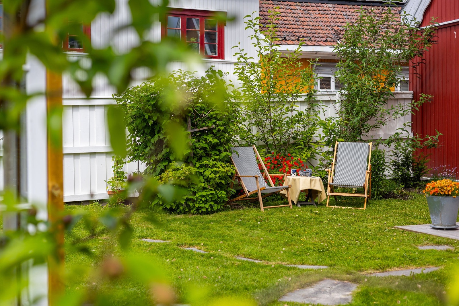 Velkommen til Erik Olsens gate 8 - en sjelden mulighet til å sikre seg en innholdsrik og særdeles sjarmerende bolig med sentral beliggenhet i et av Drammens mest karakterfulle trehusbebyggelse. Galleribilde