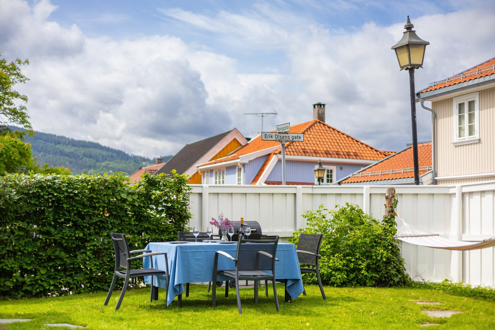 Hagen fremstår som en sjelden oase med en behagelig atmosfære og gode solforhold, samtidig som den oppleves skjermet og privat. Galleribilde