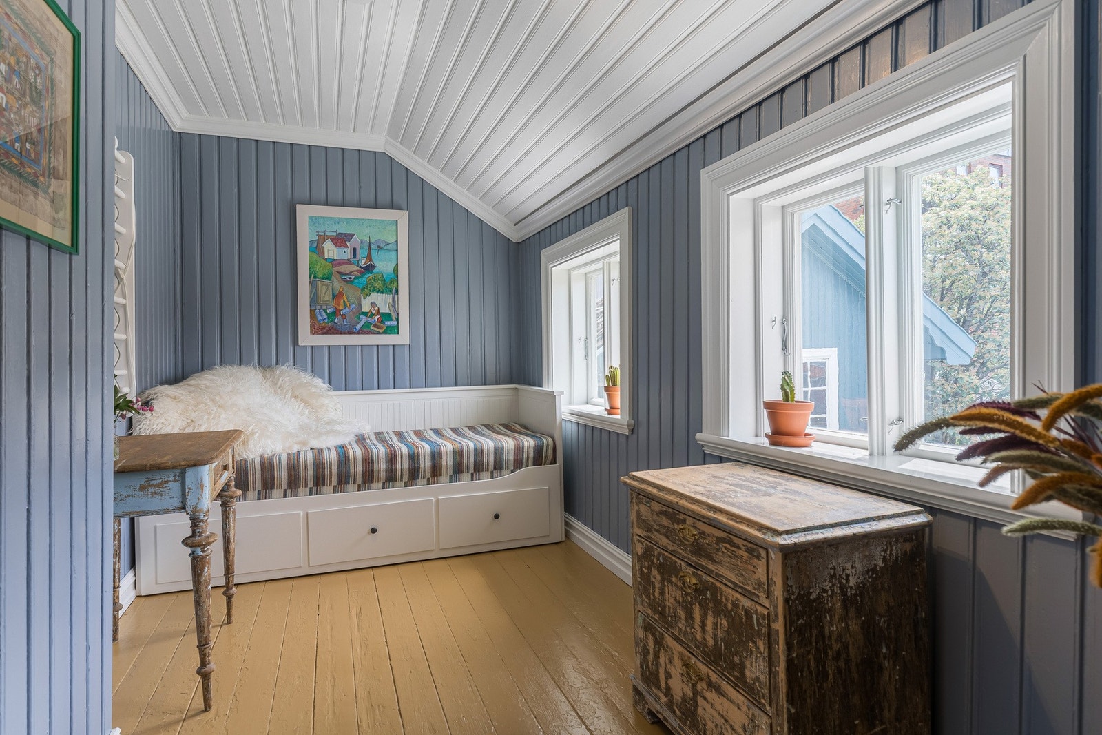 Det andre soverommet er et lyst og trivelig rom med plass til seng, garderobeløsninger og øvrig møblement. Rommet egner seg godt som barnerom, gjesterom eller hjemmekontor. Galleribilde