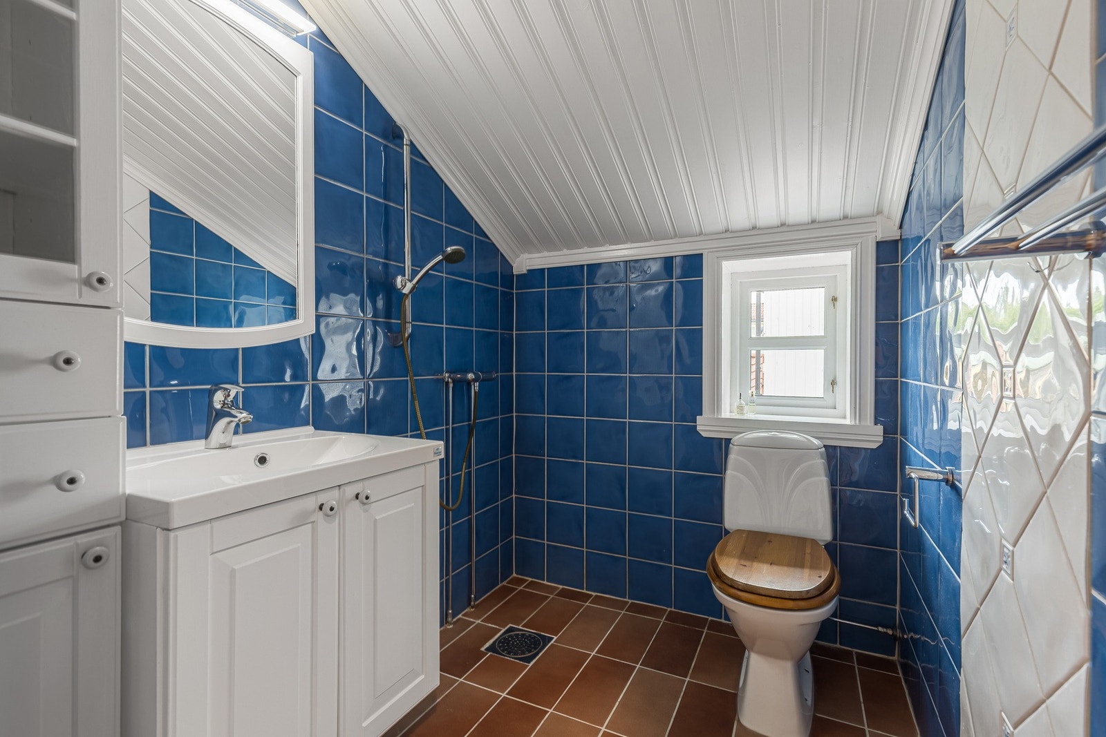 Badet er fra 1997, men har kun vært brukt som gjestebad og fremstår velholdt med svært begrensede tegn til alder. Galleribilde
