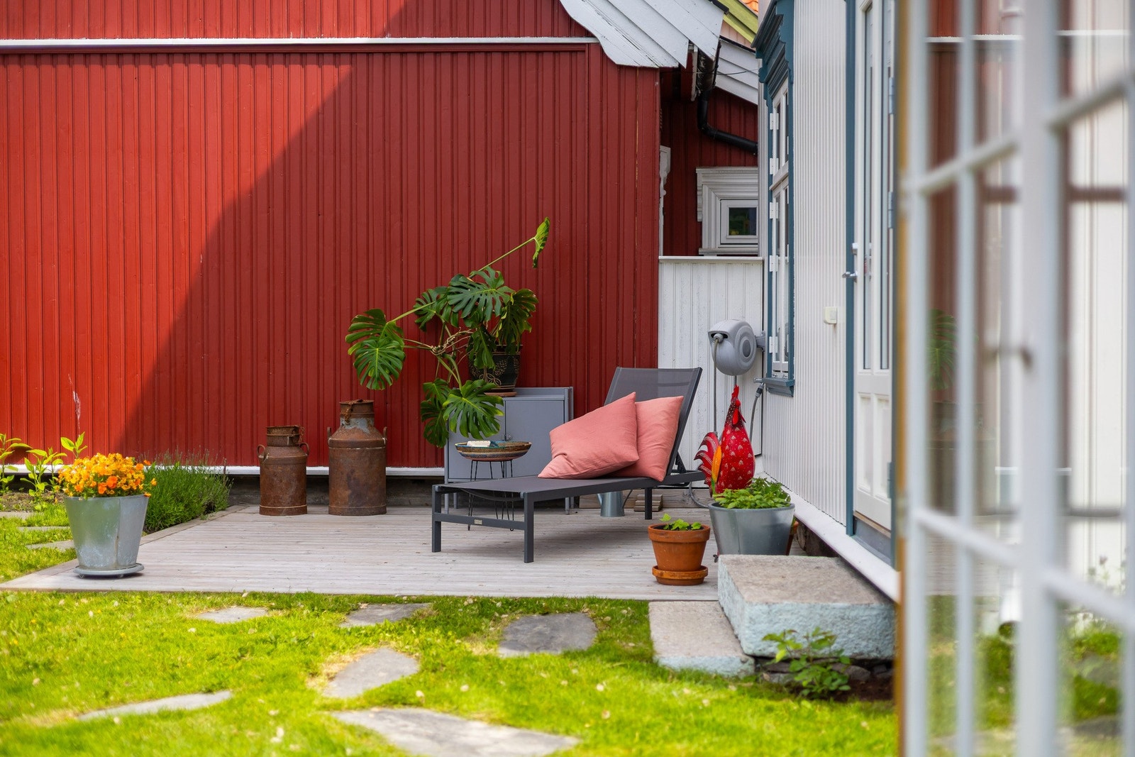 Koselig terrasse med plass til et utvalg av møbler. Galleribilde