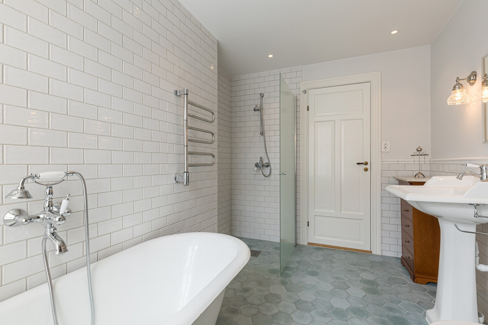 Badet er innredet med et autentisk støpejernsbadekar med ørneføtter, servantinnredning, toalett og gode oppbevaringsløsninger. Galleribilde