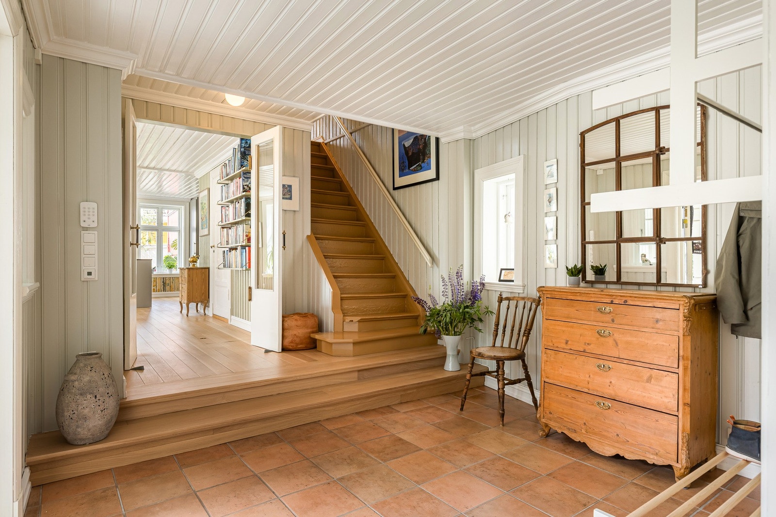 De senere års oppgraderinger og vedlikehold bidrar til en helhetlig og velholdt bolig med en gjennomgående god standard. Galleribilde