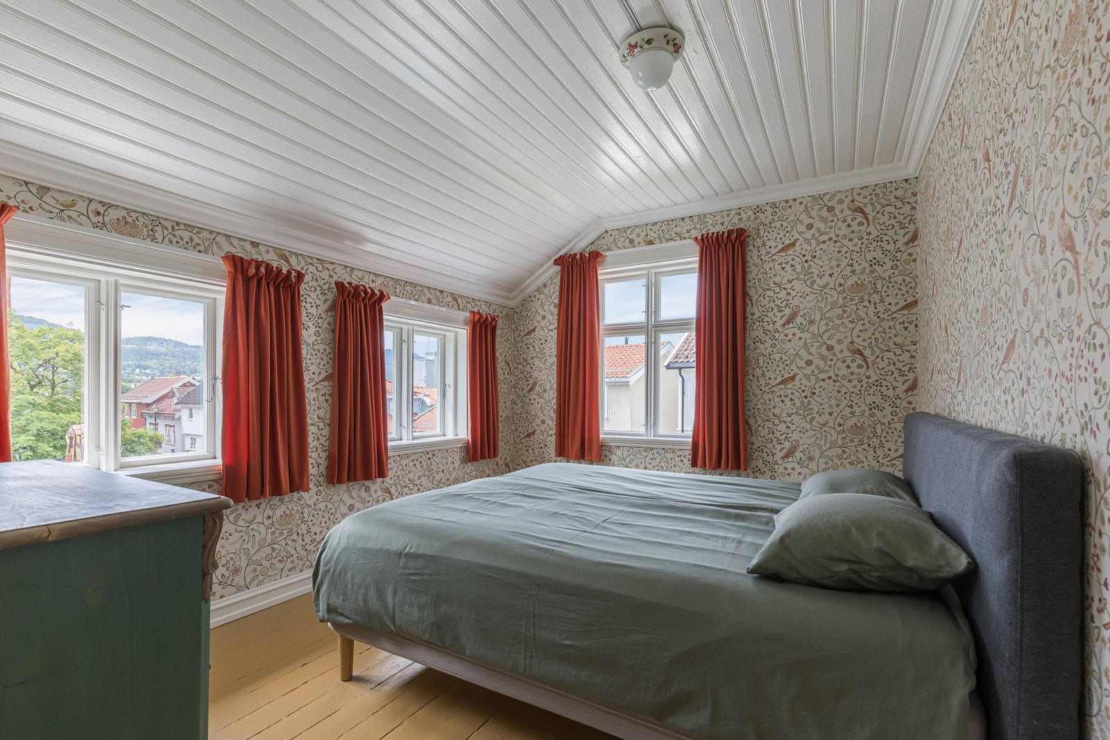 Boligen har fire soverom fordelt på de øvre etasjene, alle med sitt eget særpreg og gode bruksmuligheter. Galleribilde