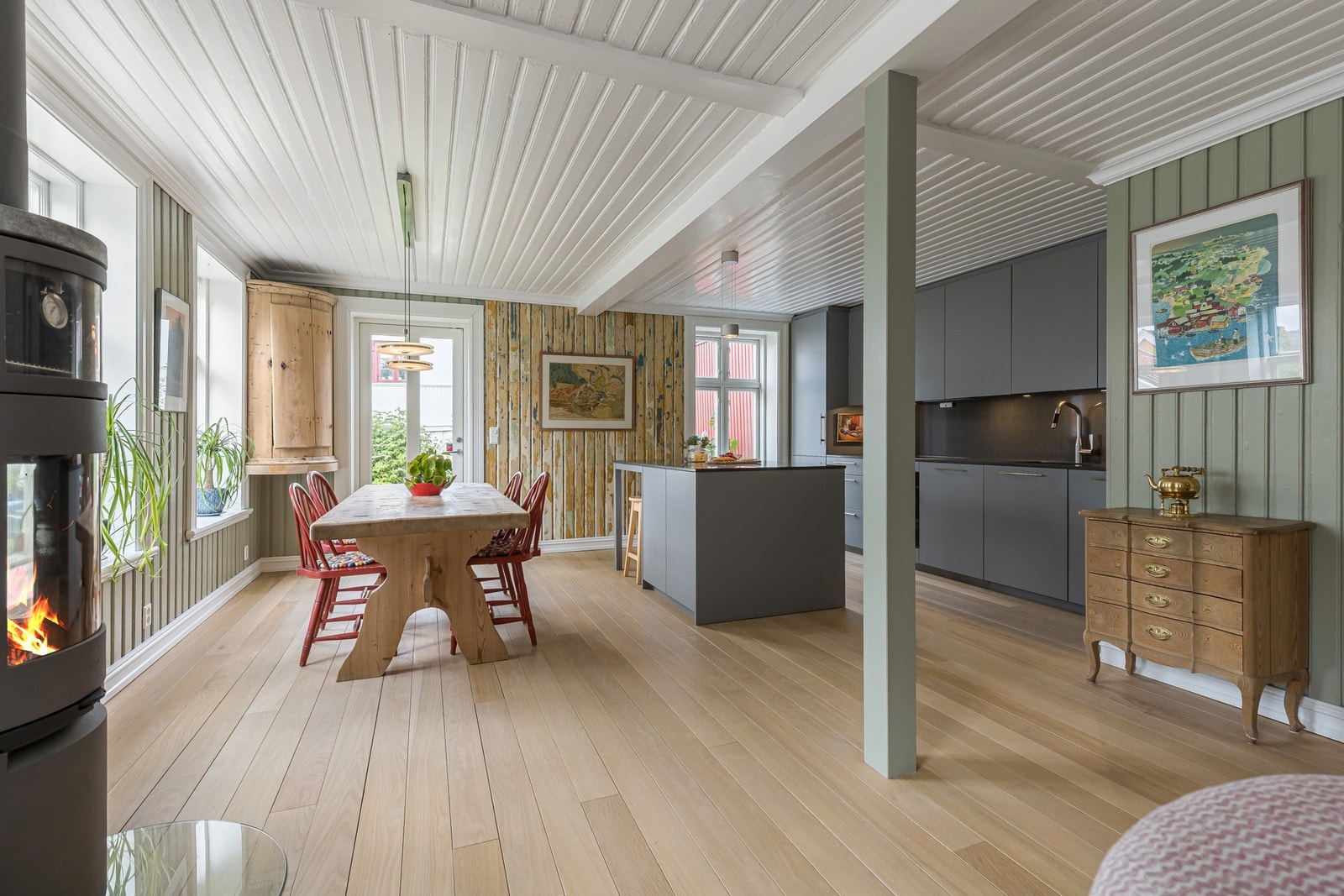 Hovedstuen fremstår som lys og innbydende med god takhøyde, flere vindusflater og en flott vedovn med bakerovn som skaper både varme og stemning. Galleribilde