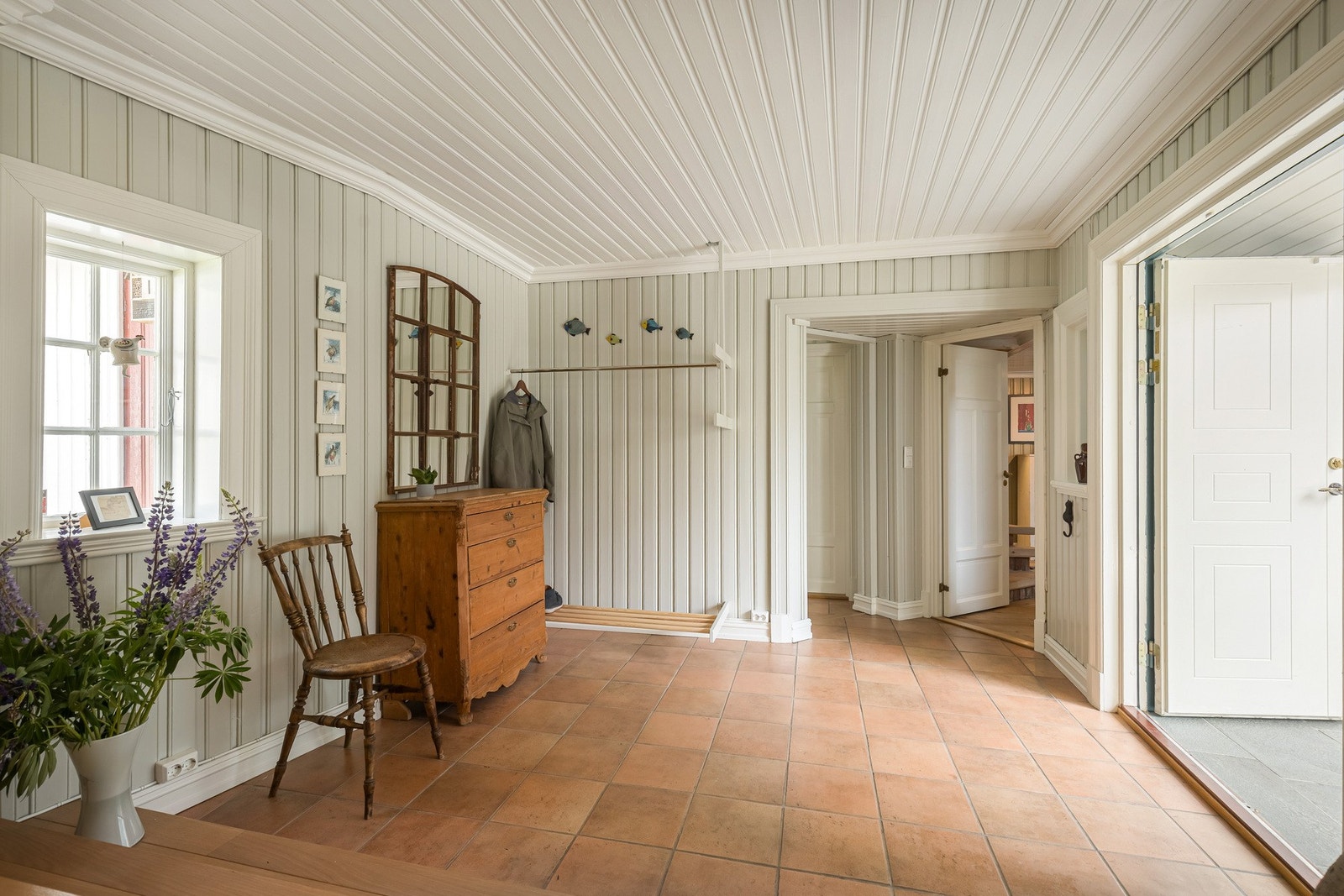Fra entréen er det videre adkomst til boligens oppholdsrom, hvor kombinasjonen av originale kvaliteter og senere oppgraderinger kommer tydelig til uttrykk. Galleribilde