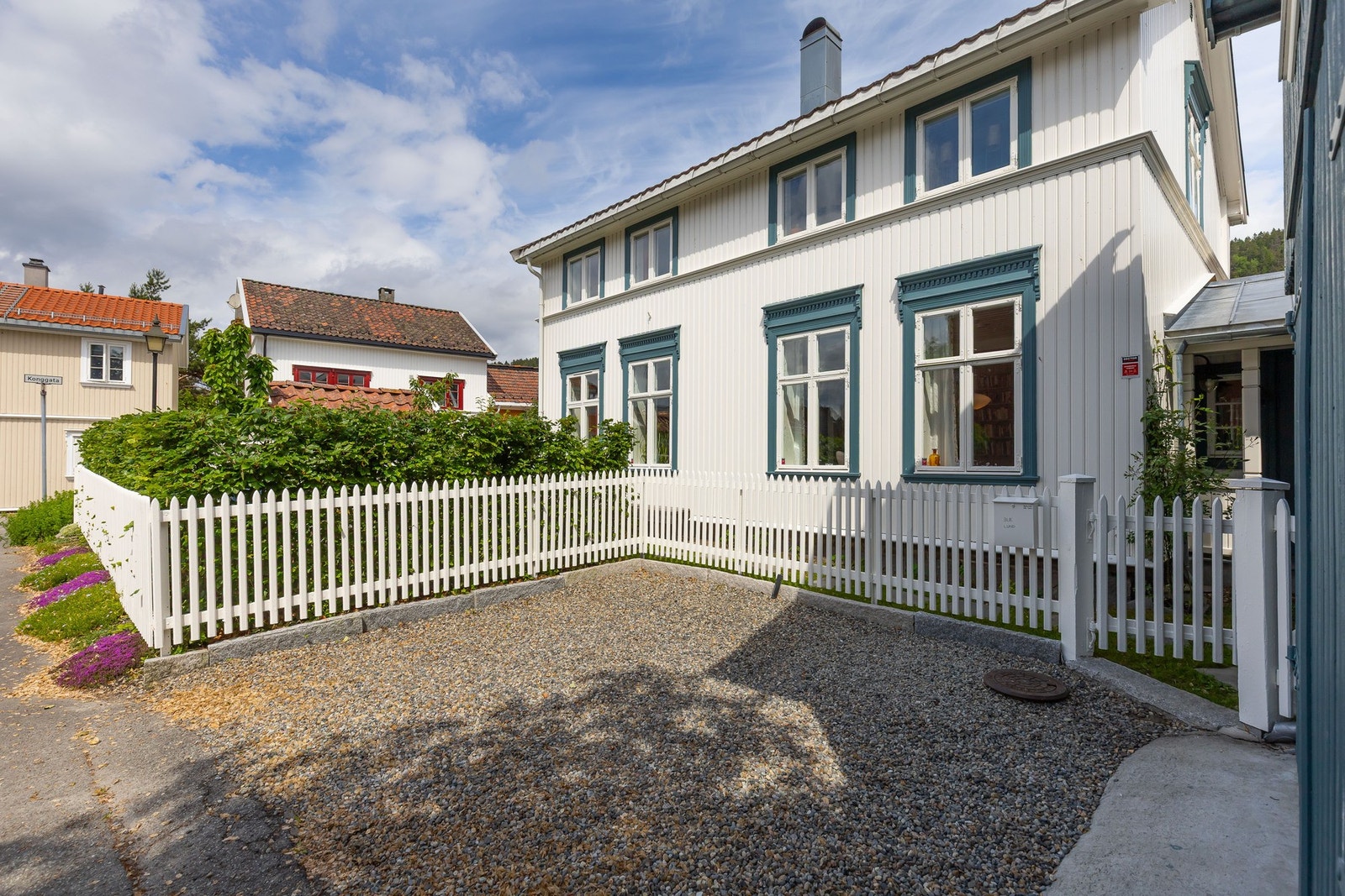 Taktekking på gang/mellombygg, inkludert takrenner og nedløp, er oppgradert med eksklusiv tekkning i sink, noe som gir både et varig og estetisk tiltalende uttrykk. Galleribilde